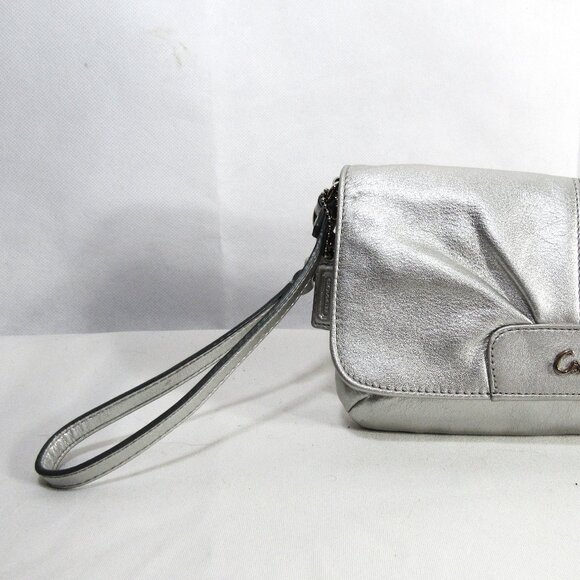 LIKE NEW "COACH" ORGANIZER WRISTLET + CARD SLOTS + KEY LEASH SOFT SILVER - Picture 7 of 12